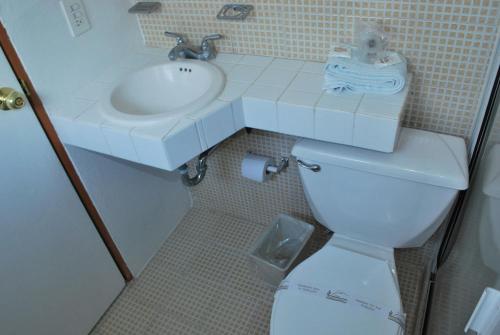 A bathroom at Hotel Posada Centenario