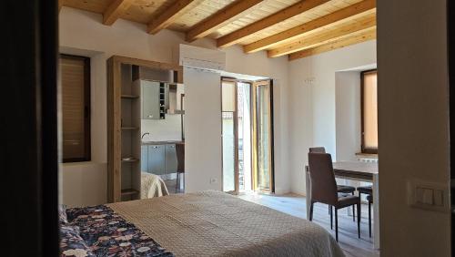 Un dormitorio con una cama, un escritorio y una mesa. en Bucaneve, en Laino