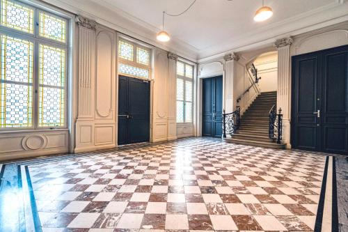 an empty room with a checkered floor at La Rêverie - Deluxe Apartment - SPA - Place du Forum in Reims