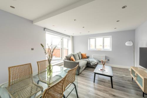 a living room with a couch and a table at Luxury Pent House Apartment - Central - 6 Guests in Abingdon