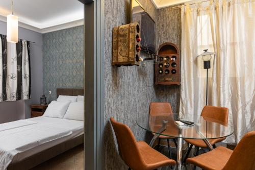 Un dormitorio con una cama y una mesa de cristal y sillas. en SEISTANCA LUX -Old City Entrance Dubrovnik, en Dubrovnik