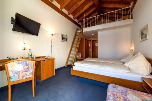 Ein Bett oder Betten in einem Zimmer der Unterkunft Hotel Alpenperle