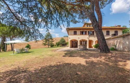 una vista exterior de una casa con un árbol en Amazing Home In Monteroni D'arbia, en Monteroni dʼArbia
