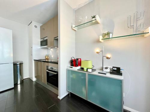 Il comprend une cuisine équipée d'un comptoir et d'un réfrigérateur. dans l'établissement Le Forville Centre avec Parking, à Reims