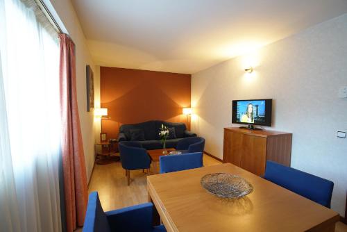  Zenit Diplomatic -  Room  picture :    Minibar    Bath    Safety deposit box                            