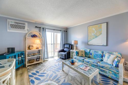 Χώρος καθιστικού στο Oceanfront North Topsail Beach Rental with Deck