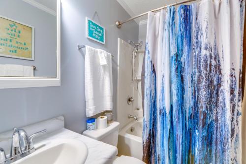 Ένα μπάνιο στο Oceanfront North Topsail Beach Rental with Deck