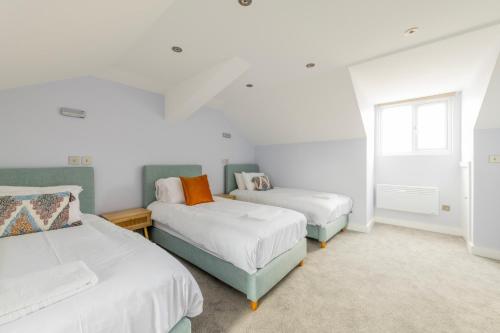 a bedroom with two beds and a window at Modern Morris Mews - High Spec - 7 Guests in Abingdon