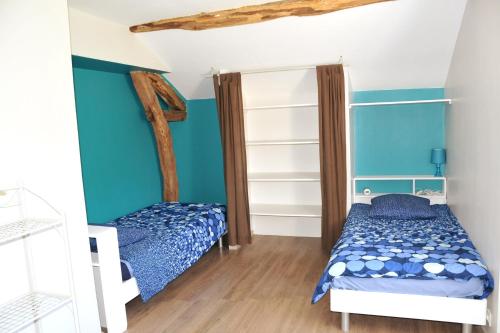 - une chambre avec 2 lits et des murs bleus dans l'établissement Holiday Home In Perigord, à La Chapelle-Gonaguet