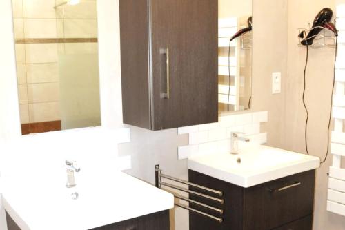 une salle de bain avec deux lavabos et un miroir dans l'établissement Holiday Home In Perigord, à La Chapelle-Gonaguet