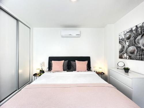 En eller flere senge i et værelse på PaulMarie Apartment Atlantic View in Los Gigantes