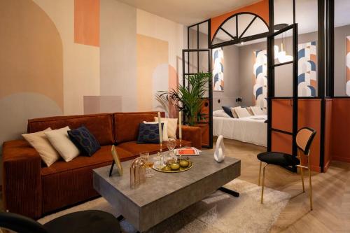 un salon avec un canapé et une table dans l'établissement Sublimappartlamarquisepariscenter2bathr, à Paris
