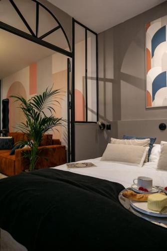 - une chambre avec un lit et une assiette de nourriture dans l'établissement Sublimappartlamarquisepariscenter2bathr, à Paris