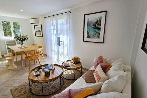 un salon avec un canapé et deux tables dans l'établissement Bastidon, à Grimaud