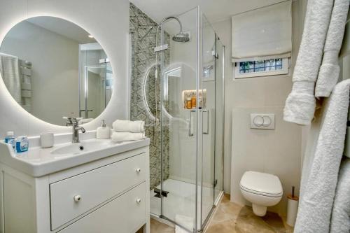 une salle de bain avec une douche, un lavabo et des toilettes dans l'établissement Bastidon, à Grimaud