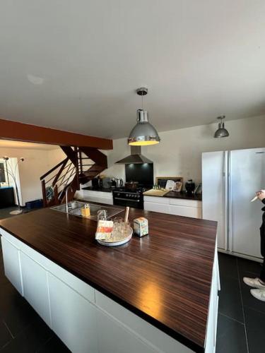 a kitchen with a wooden counter top in a kitchen at Maison spacieuse spa & jardin in Brest
