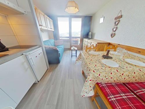 Il comprend une petite cuisine avec une table et un salon. dans l'établissement Studio cabine aux Saisies, 4 pers, proche centre, balcon - FR-1-594-123, à Hauteluce