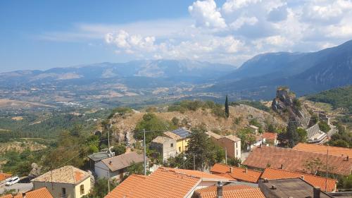 a view of a town with mountains in the background at A Casa di Mamma in Pescosansonesco