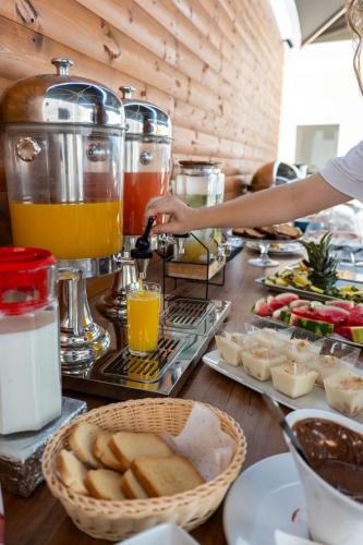 een persoon bereidt voedsel op een tafel bij Hotel Havana in Sarandë