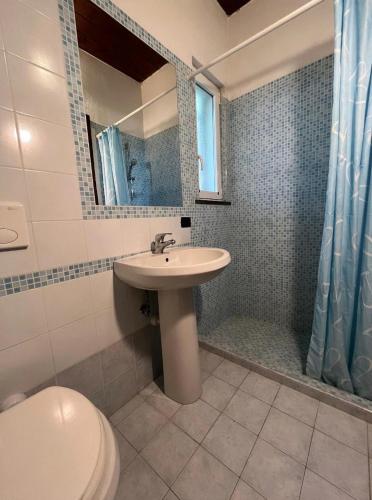 Bilik mandi di Case Vacanze Le Buganville