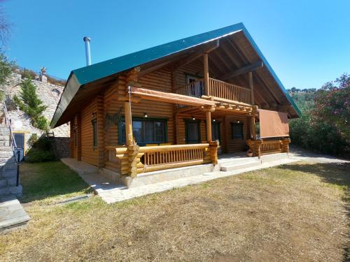 Cette cabane en rondins dispose d'une terrasse couverte et d'un balcon. dans l'établissement Villa Katia, à Agiokampos