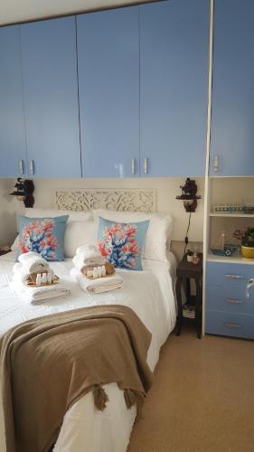 Un dormitorio con una gran cama blanca con almohadas. en MirailMare GuestHouse, en Vico Equense