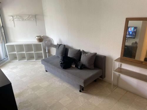 - un salon avec un canapé et un porte-monnaie dans l'établissement Studio avec parking privé, au Grau-du-Roi