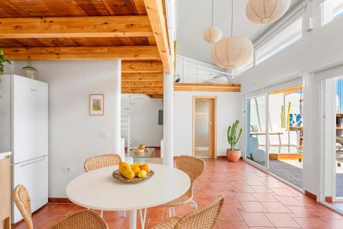 Fotografie z fotogalerie ubytování Luminous loft apartment next to the Atlantic Ocean v destinaci Radazul