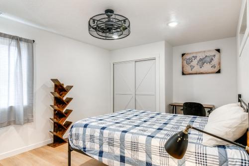 Ένα ή περισσότερα κρεβάτια σε δωμάτιο στο Bright Cedar City Townhome about 2 Mi to Downtown!