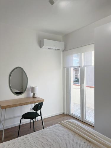 a room with a desk and a mirror and a chair at Casa dei Sogni in Scalea