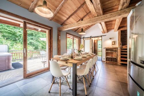 une salle à manger avec une table et des chaises en bois dans l'établissement Chalet La Glière de l'Etelley, à Samoëns