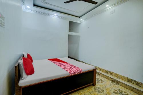 Postel nebo postele na pokoji v ubytování Hotel O Sourya Residency