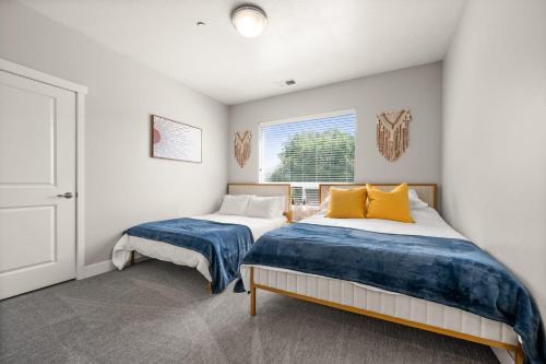 a bedroom with two beds and a window at Stylish Apartment Close to Attractions in Salt Lake City
