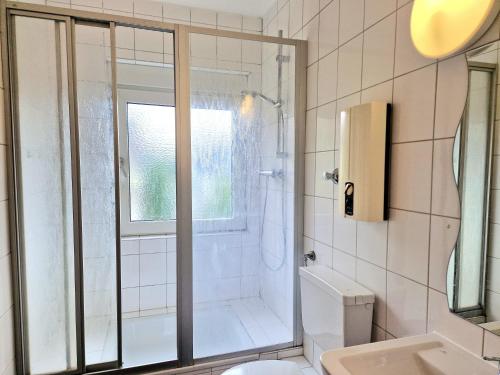 un bagno con doccia e WC di Meribu W18-20 Wohnung für Monteure und Arbeiter a Bottrop