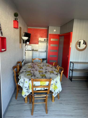 - une table et des chaises dans une pièce avec cuisine dans l'établissement Résidence du Valentin PENE MEDAA, à Eaux-Bonnes