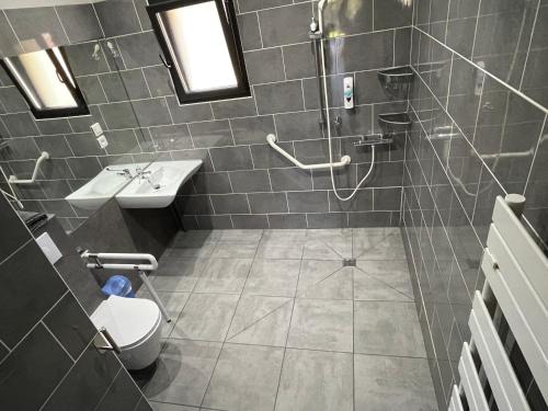 une salle de bain avec une douche, des toilettes et un lavabo dans l'établissement GÎTE PMR Morbihan, à Locmaria-Grand-Champ