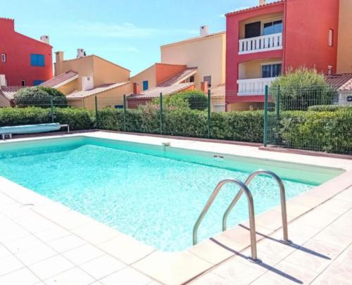 une piscine devant un immeuble dans l'établissement Appartement sur Le Barcares, au Barcarès