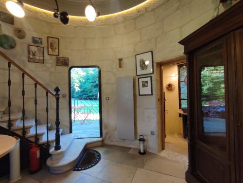 un couloir avec un escalier dans une maison dans l'établissement La Tour des Touches, à Savonnières
