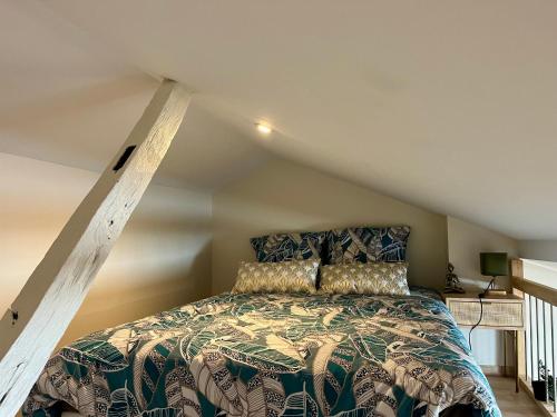 a bedroom with a bed in a attic at Le cocon mâconnais pour deux in Mâcon