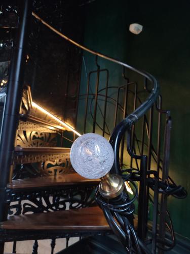 escalier en colimaçon avec rampe en métal dans l'établissement La Tour des Touches, à Savonnières