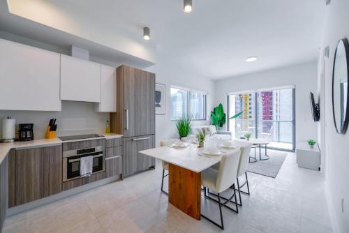Una cocina y un comedor con mesa y sillas. en Condo with Amazing Views in the Heart of Brickell, en Miami