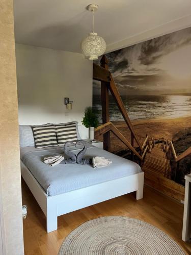a bedroom with a bed with a painting on the wall at Alo Alo Apartman 6 in Kruševac