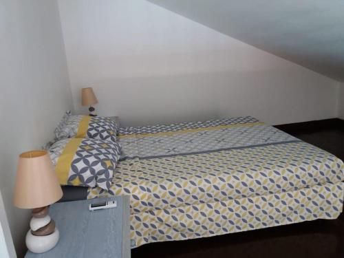 Postel nebo postele na pokoji v ubytování Grand studio avec mezzanine à 5 min de la plage