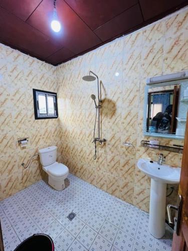 a bathroom with a toilet and a sink at Appartements meublés ACACIA Yaoundé in Yaoundé