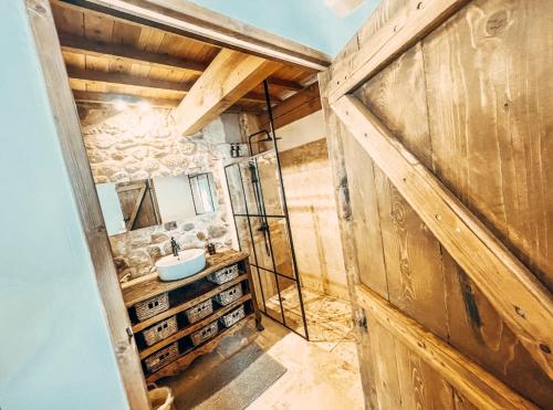 une salle de bain avec un lavabo et un miroir dans l'établissement Gîte dans un domaine - La belle époque- Uzès - 6 personnes, à Baron