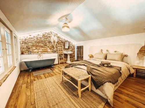 une chambre avec un grand lit et une baignoire dans l'établissement Gîte dans un domaine - La belle époque- Uzès - 6 personnes, à Baron