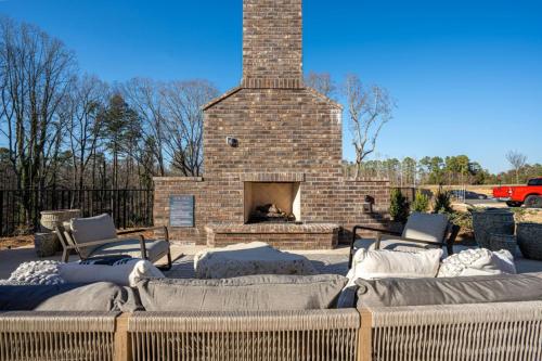 Una chimenea de ladrillo con sofás y una chimenea. en Serene, New Apt, Pool, Long Stays, en Athens