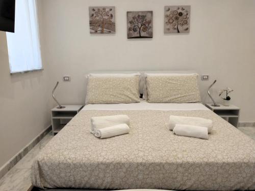 een slaapkamer met een bed met twee kussens erop bij Lily Suite 10 in Palermo