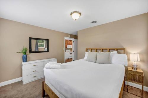 a bedroom with a large white bed and a mirror at Hamilton Home Playground 2BR in Lexington