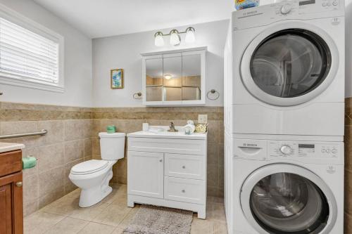 a bathroom with a washing machine and a washer at Hamilton Home Playground 2BR in Lexington